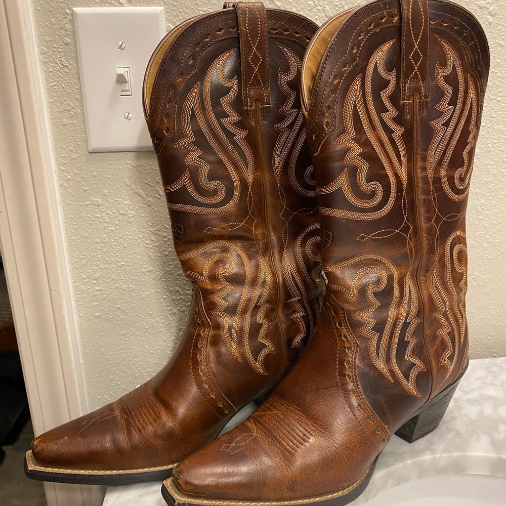 Ariat pointed toe boots.  Minor scuffs on toes of the boots.